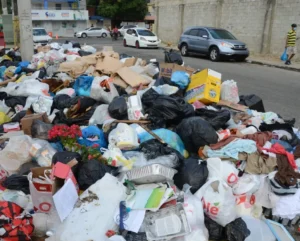 Residentes de Los Mameyes se quejan por cúmulo d basura y delincuencia