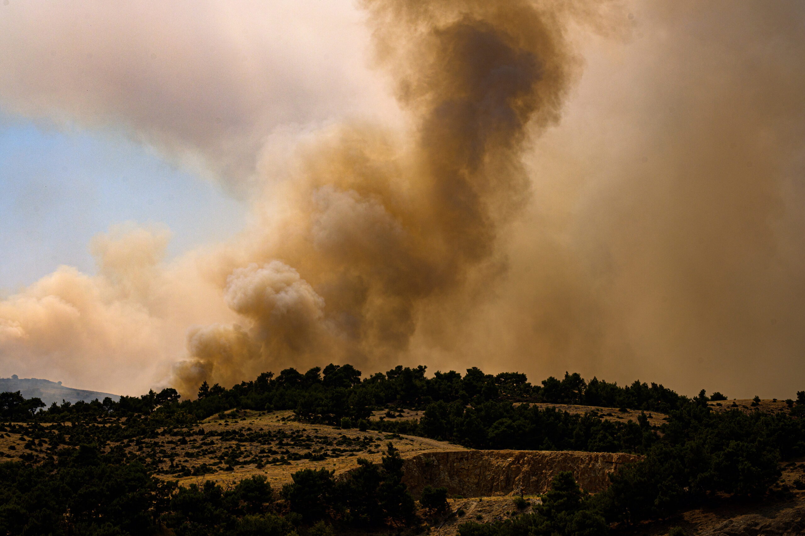 Grecia continúa atrapada por grandes incendios en todo su territorio