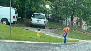 Niño disfrazado de Chucky, “el muñeco asesino” asusta sus vecinos