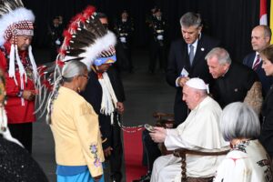 El papa Francisco recibe en Canadá la bienvenida de los indígenas