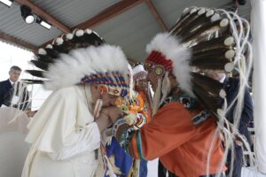 El papa pide perdón por el mal que causó la Iglesia católica a los indígenas canadienses