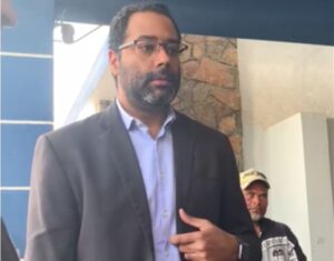 Fiscal pide que se explote neumático a camión de Migración por detener haitianos que trabajan con él
