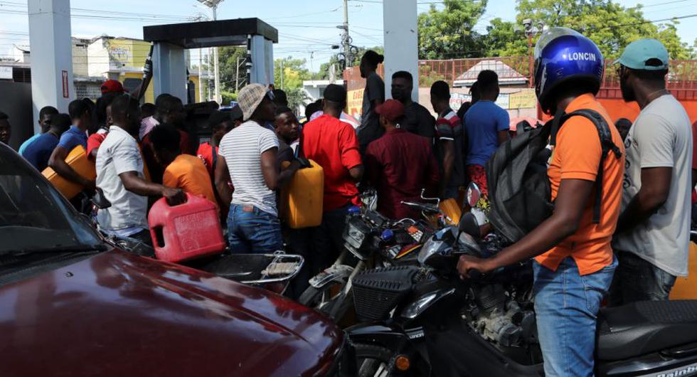 Haitianos se abastecen de combustibles en Dajabón ante escasez en su país