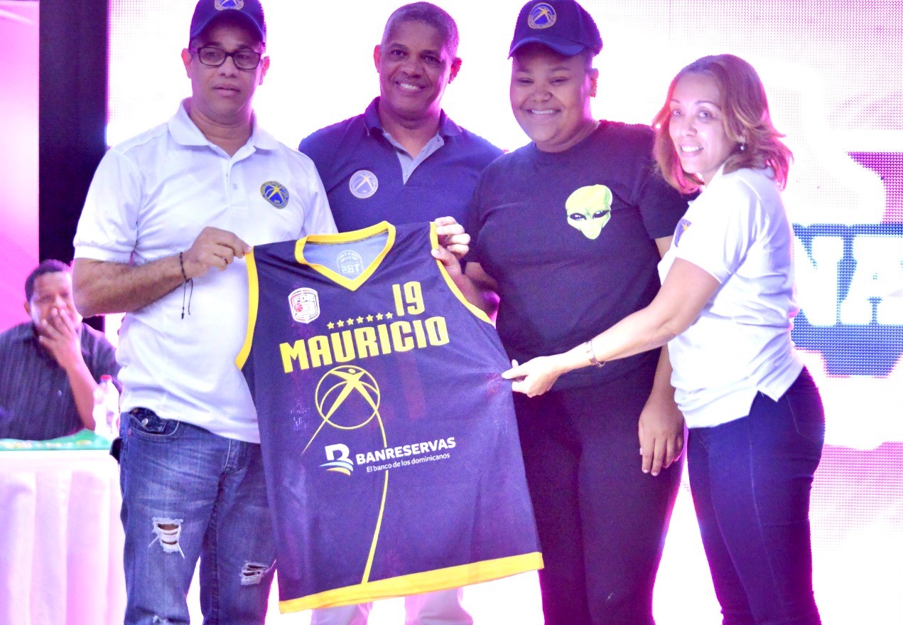 Naomi Cuevas, quien fue seleccionada por el club Mauricio Báez, junto a Juan Rosario, Ruddy Martínez y Minerva Doñé.