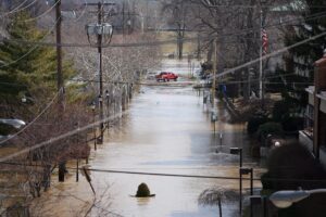 Ocho muertos y miles de personas sin electricidad por las inundaciones en Kentucky
