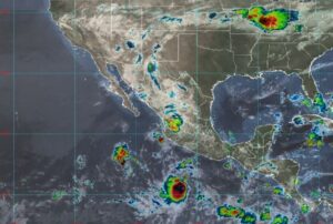 Tormenta tropical Frank continúa su trayectoria por el oeste de México