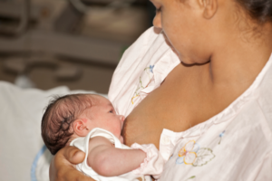 Unicef exhorta continuar impulsando lactancia y contacto piel con piel después del parto