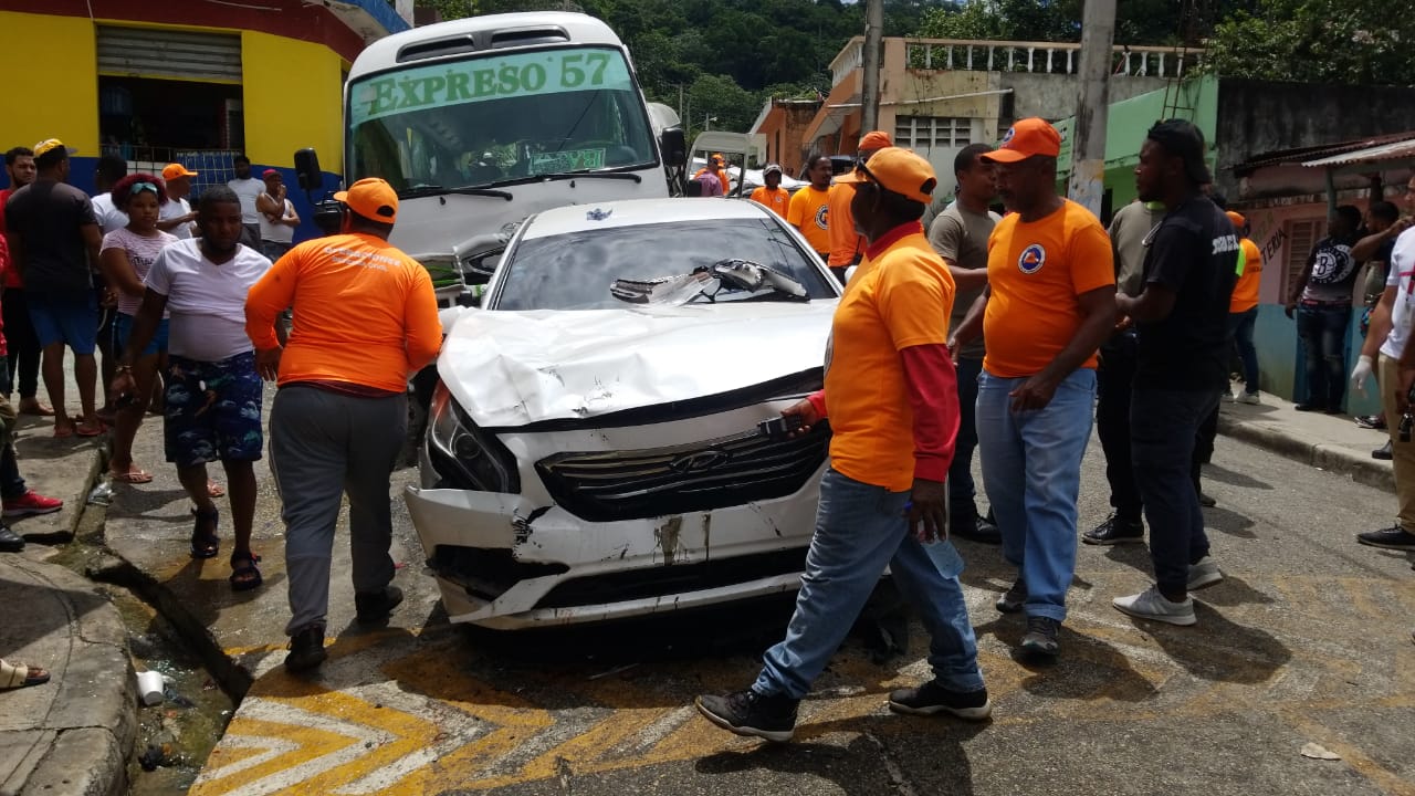 Accidente múltiple en San Cristóbal deja al menos 39 personas heridas