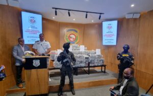DNCD arresta tres con 359 paquetes presumiblemente cocaína en Barahora