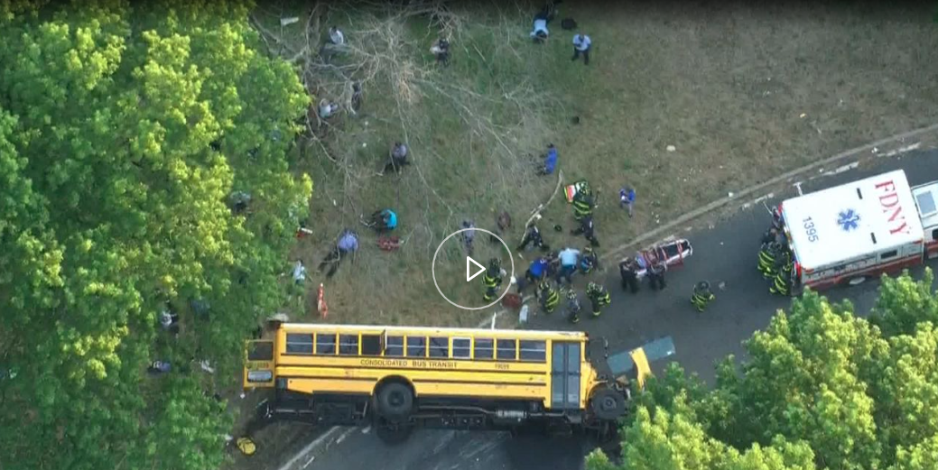Decenas de heridos en vuelco de autobús escolar en El Bronx