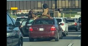 Captan a mujer haciendo twerk en el techo de su auto en plena autopista