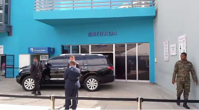 Vicepresidenta abandona abruptamente Hospital Darío Contreras en medio de inauguración