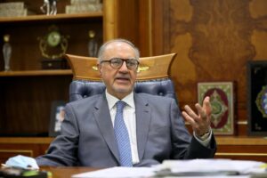 Dimimite ministro iraquí en medio de crisis política