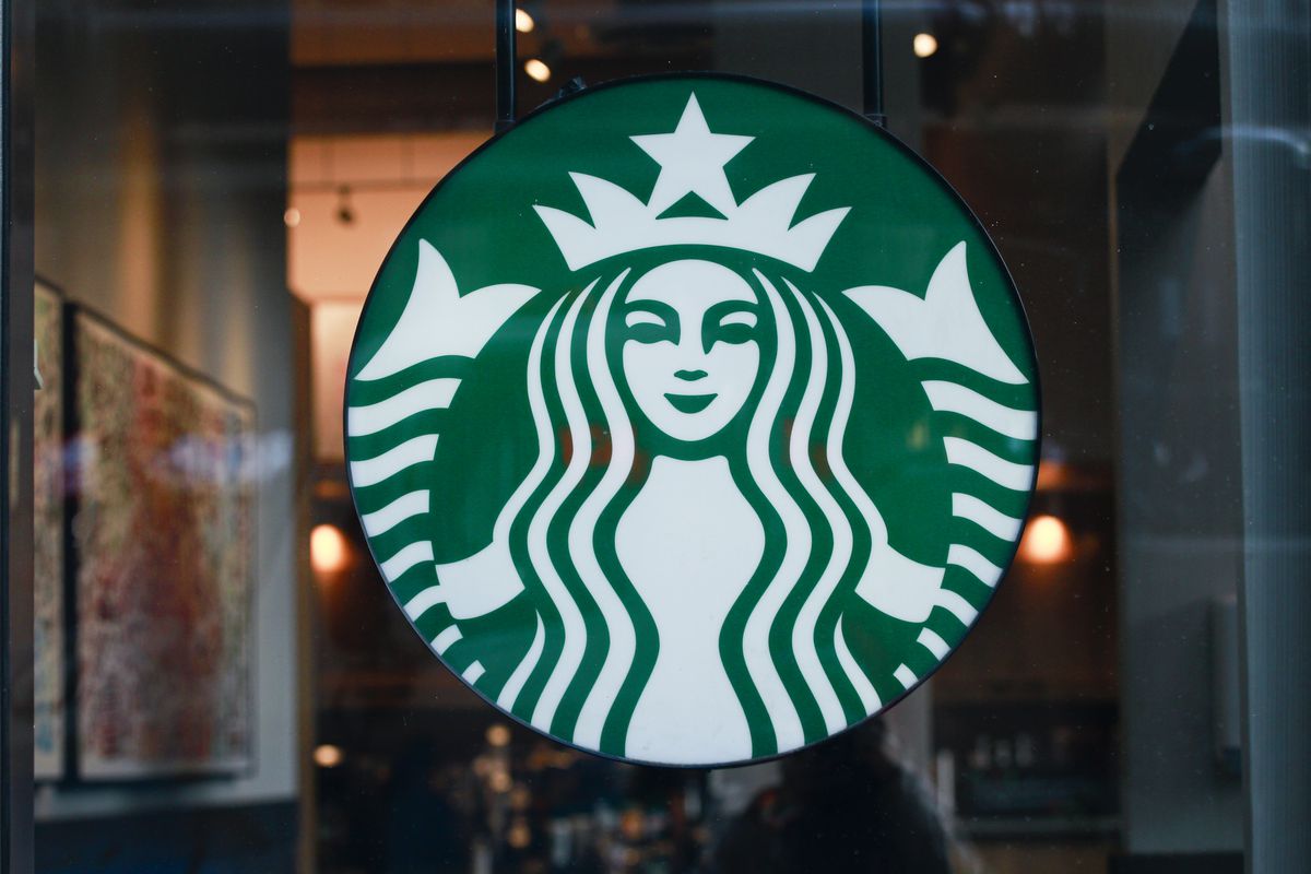 Acusan a Starbucks de violar normas laborales