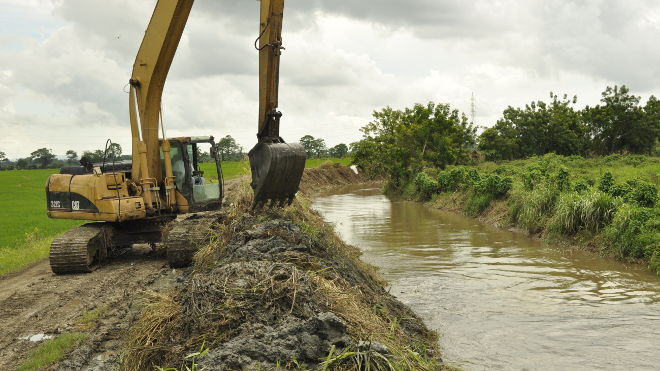 INDRHI informa de mantenimiento a sistemas de riego en zonas arroceras de La Vega
