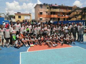 Universidad de Saint John’s imparte clínica de baloncesto en Guachupita