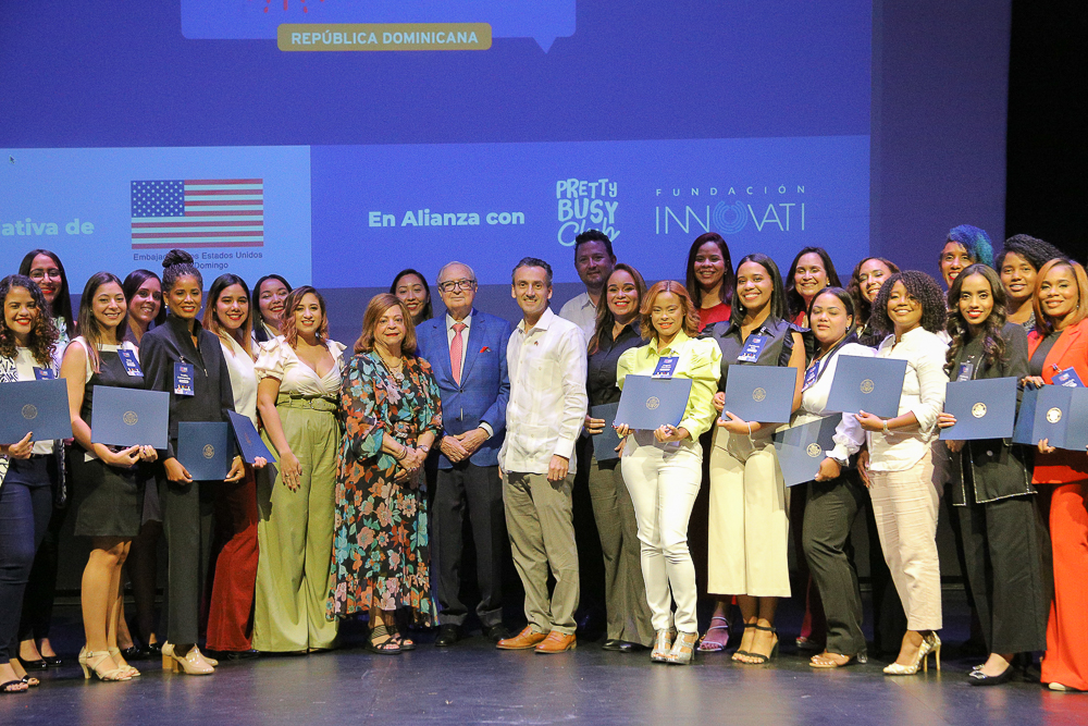 Embajada de los EE.UU. celebra la tercera graduación del Programa Academia para Mujeres Emprendedoras