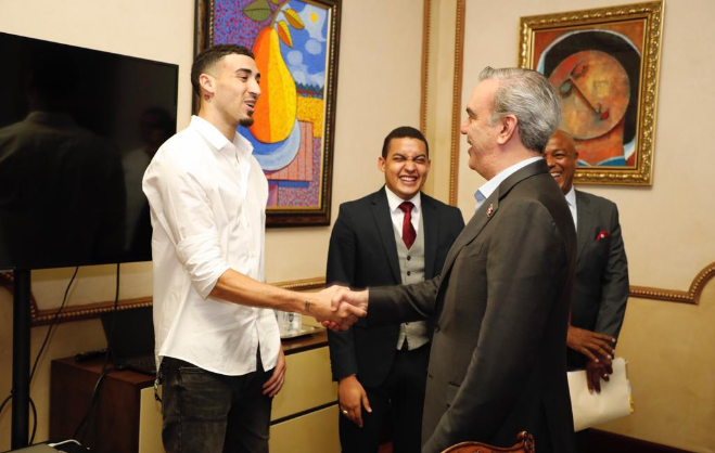 Abinader recibe al basketbolista dominicano Chris Duarte en Palacio Nacional