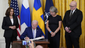 Biden firma los protocolos para la adhesión de Suecia y Finlandia a la OTAN