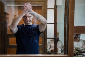 Fiscalía rusa pide 24 años de cárcel para un periodista acusado de alta traición