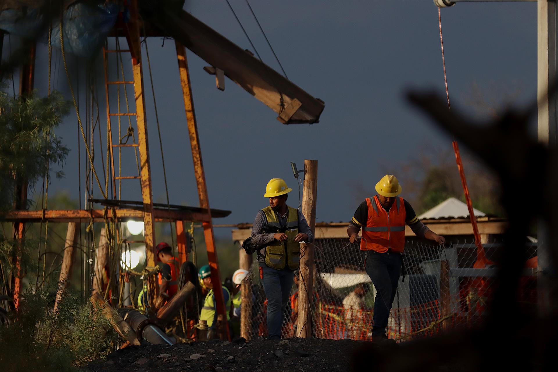Autoridades aceleran extracción de agua en mina mexicana para iniciar rescate