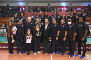 Momentos en que las Reinas del Caribe reciben su trofeo de campeón de la pasada Copa Panamericana 2021 donde ganaron la justa invicta en el Palacio de Voleibol.