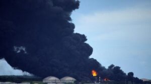 Colapsa un tercer tanque petrolero en grave incendio en Cuba