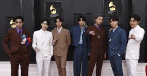 Corea del Sur estudia permitir a miembros del popular grupo BTS dar conciertos durante el servicio militar