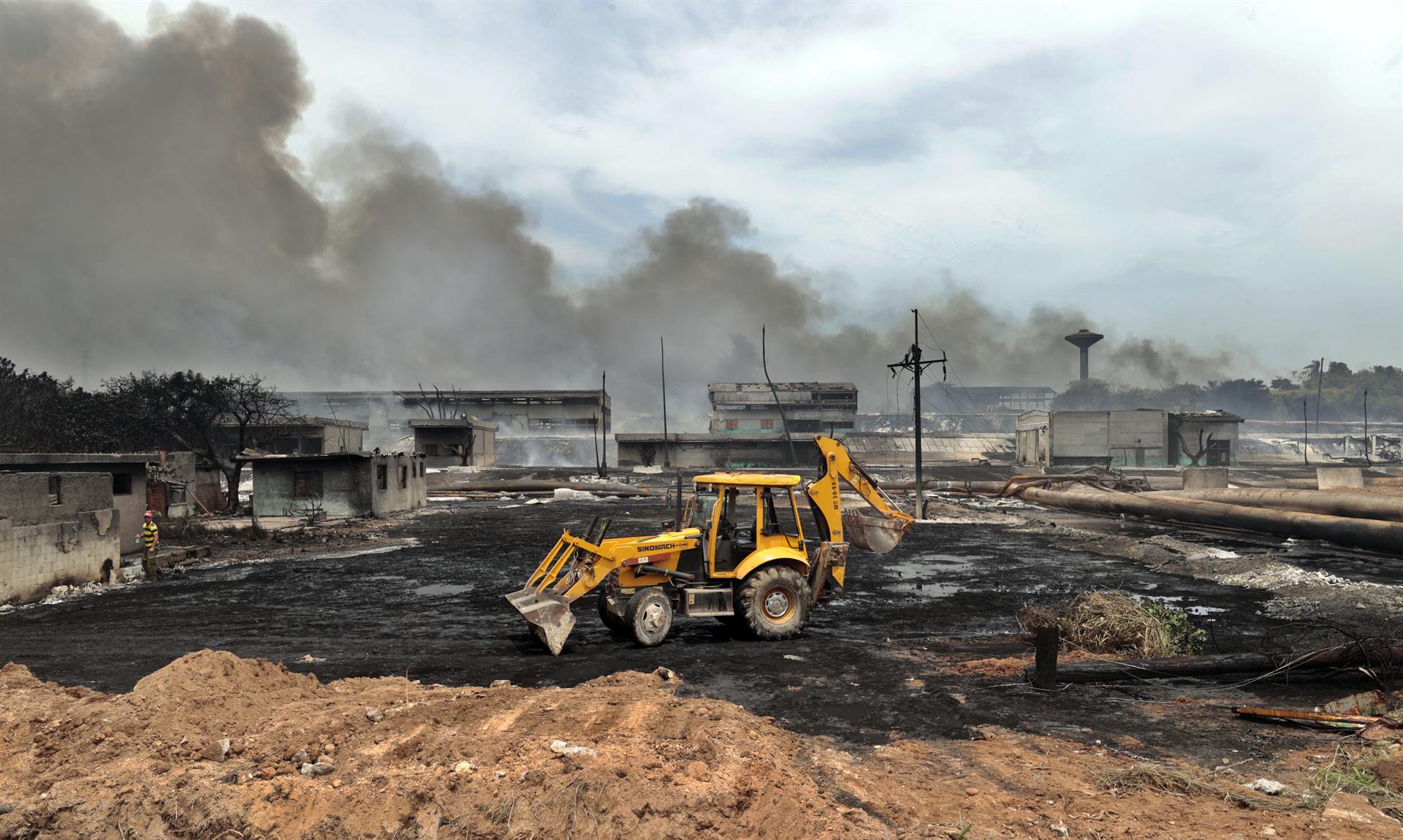 Cuba da por controlado el grave incendio industrial en Matanzas