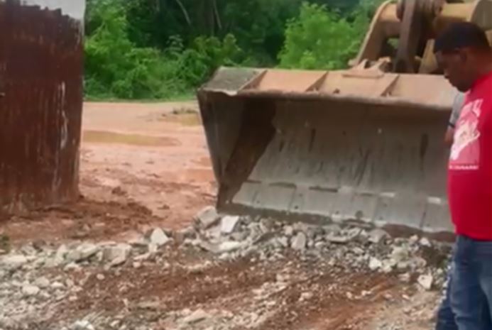 Denuncian Constructora Prats destruye propiedad en Residencial Agroverde