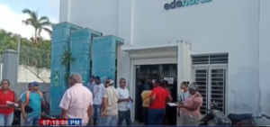 Clientes de EDENORTE en Samaná protestan por aumento de tarifa eléctrica