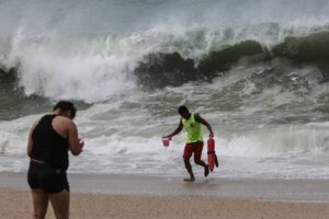 El huracán Howard se debilita y se aleja de las costas mexicanas