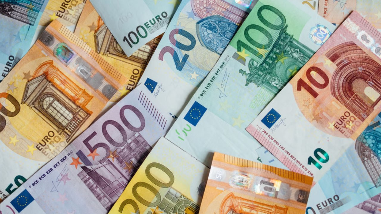 El precio del euro vuelve a caer por debajo del dólar