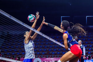 Geraldine Gonzalez de las Reinas del Caribe, ataca por el centro a PR en victoria Reinas Copa Panamericana