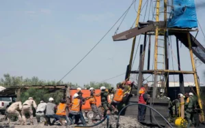 México continúa labores para rescatar a 10 mineros atrapados