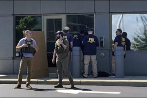 Muere hombre que intentó irrumpir en oficina del FBI en Ohio
