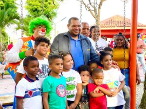 Alcalde de SDN entrega parques en los Guaricanos y Sabana Perdida