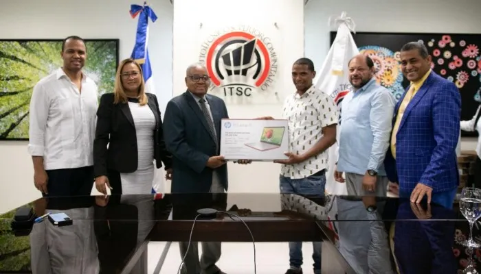 ITSC entrega laptops a estudiantes gracias a la fundación Fondo Quisqueya