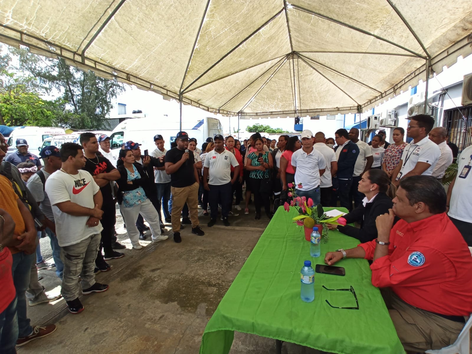 Juan Manuel Méndez se reúne con personal de Emergencias Médicas. Escuchó demandas y les cantó una bachata