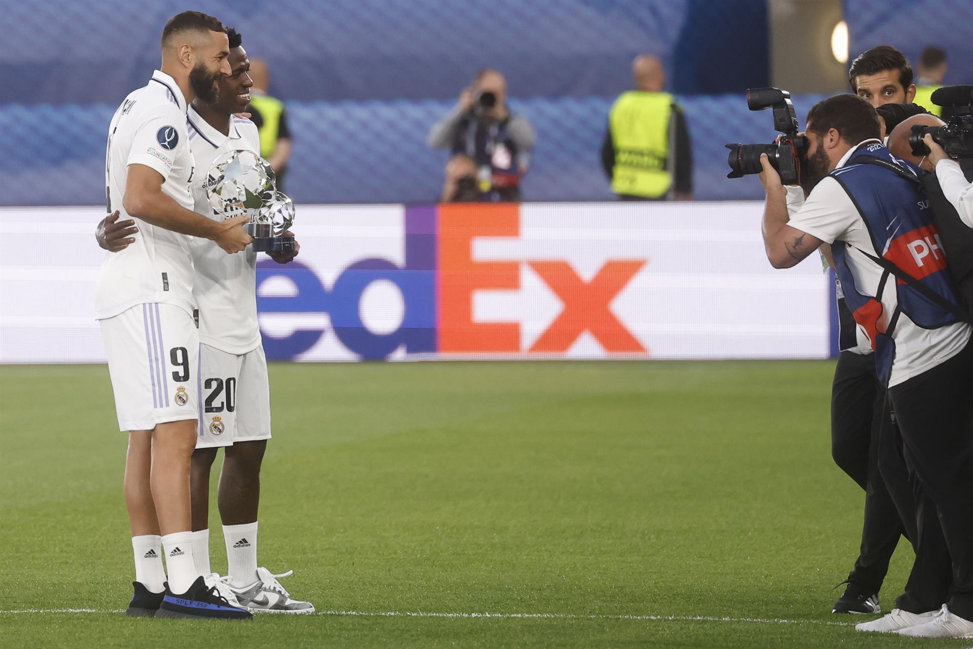 La UEFA homenajea a Benzema y Vinicius antes de la Supercopa