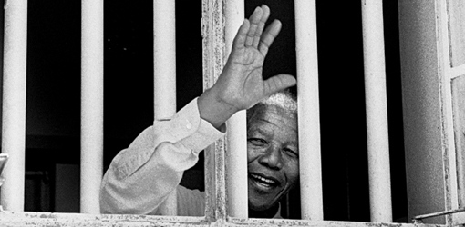  Nelson Mandela, también ganador del Premio Nobel de la Paz (1993), durante 67 años dedicó su vida al servicio