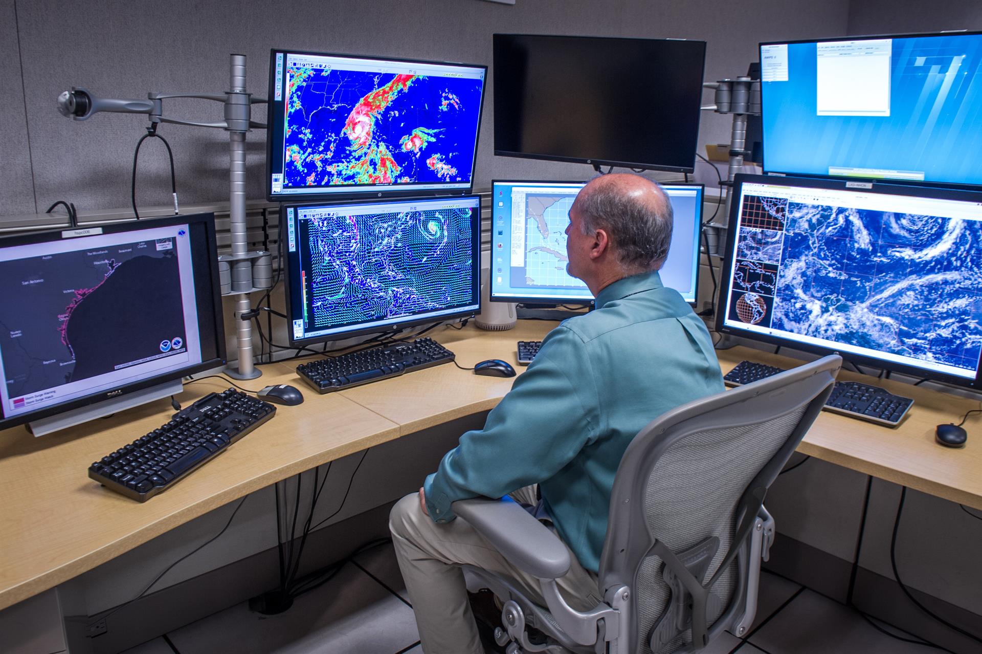 Meteorólogos de EE.UU. continúan vigilando una onda tropical en el Atlántico