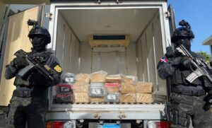 Investigan hallazgo de 95 paquetes presumiblemente cocaína en Barahona