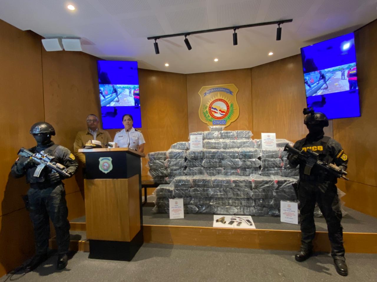 DNCD arresta tres en lancha con 590 paquetes presumiblemente cocaína