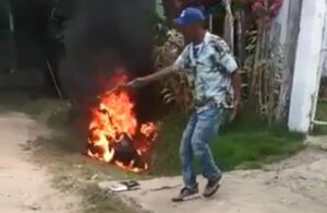 Hombre quema su pasola en protesta por mal estado de las calles en comunidad de Dajabón