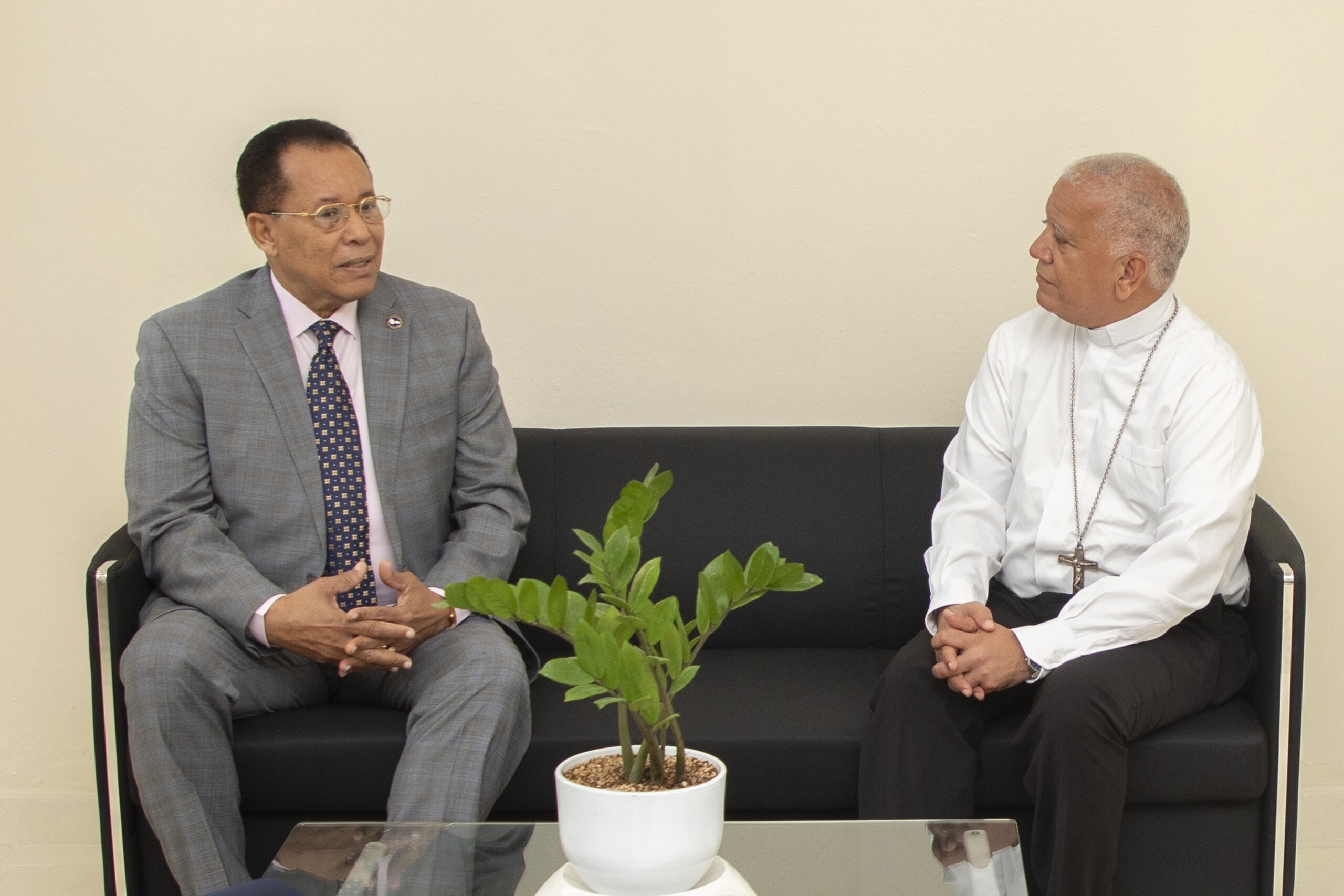 Consejo Nacional de Drogas se reúne con obispo de Barahona; destaca rol de la iglesia en la sociedad 