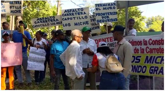 Residentes protestan en el distrito municipal Capotillo en demanda de arreglo de calles