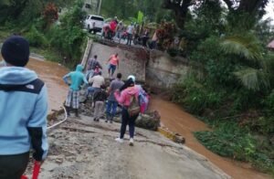 Piden construcción de puente colapsado en comunidad Arroyo Berraco en Jarabacoa