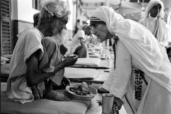 Santa Teresa de Calcuta, una de las más reconocidas por su ayuda humanitaria