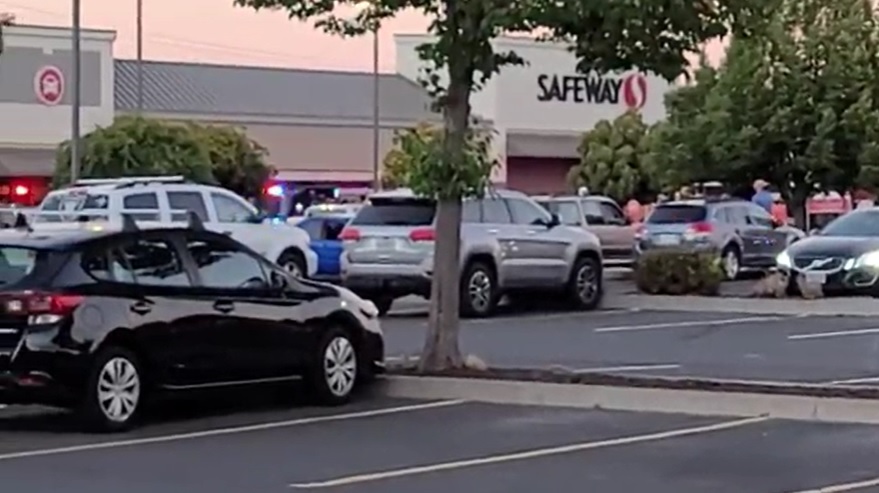 Hombre armado asesinó a dos personas en un supermercado de Oregon